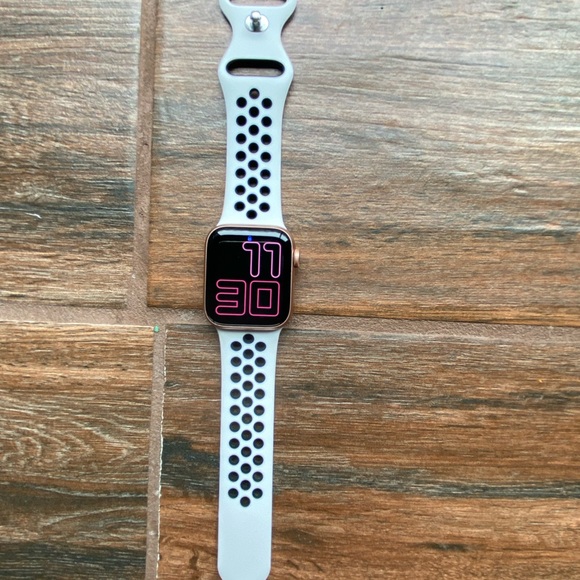 Apple Other - apple watch 7se